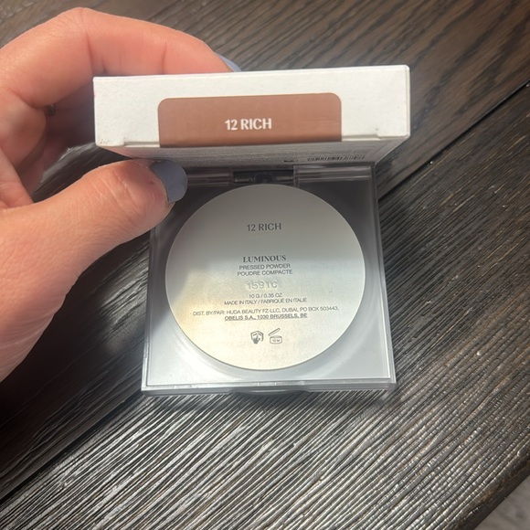 New HUDA BEAUTY GLOWISH Luminous Pressed Powder Shade 12 Rich - Picture 4 of 5